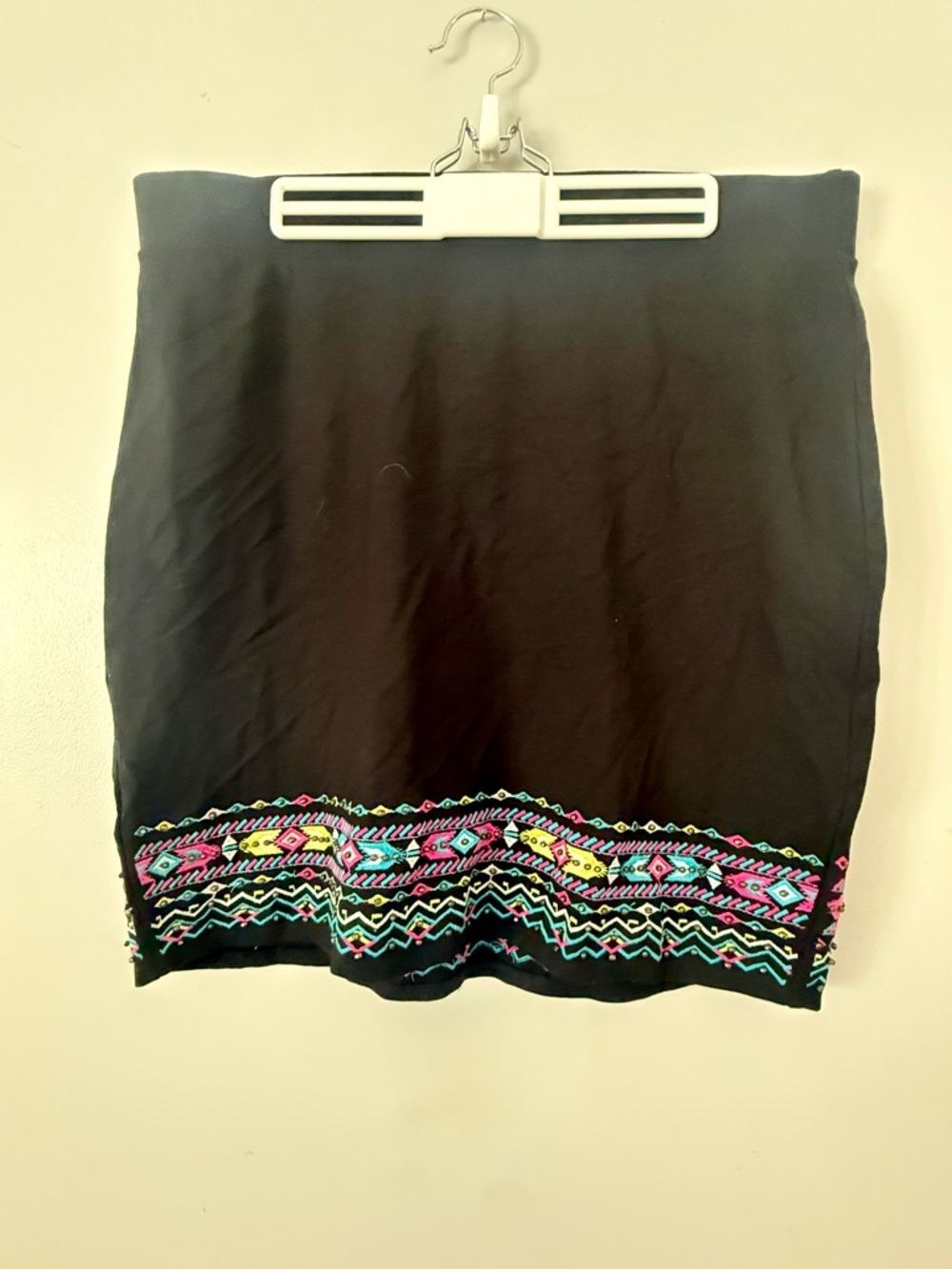 😸EUC Torrid Black Ponte Pencil Skirt with Multi-Color Aztec Embroidered Hem